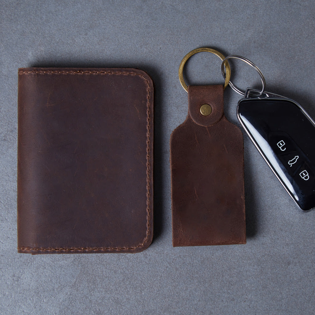 Coffret cadeau : pochette permis de conduire + porte-clés en cuir