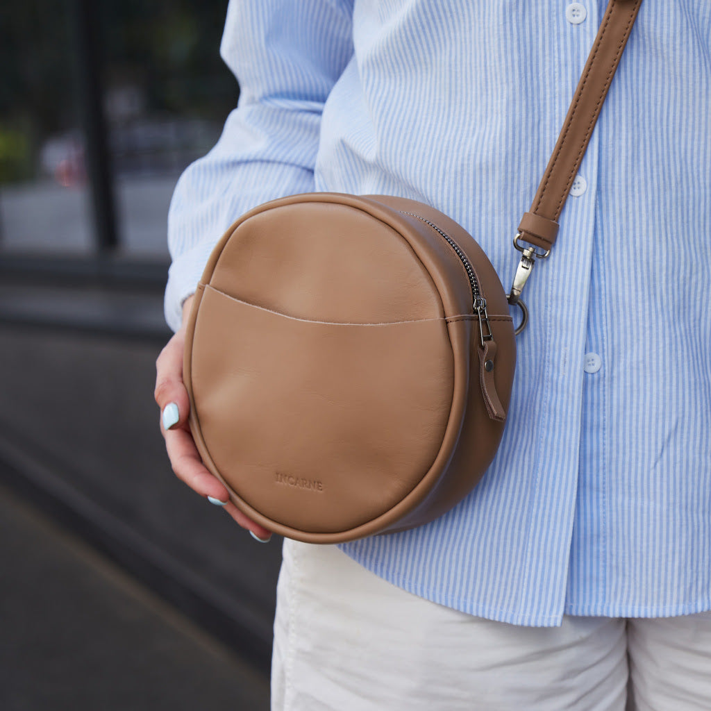 New Harley kulatá crossbody kabelka z kůže Gallant a Aksa