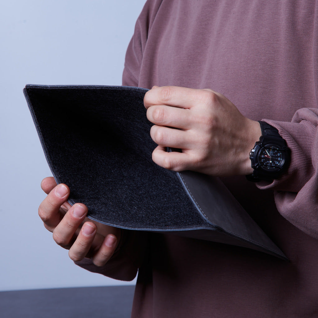 Kožený obal na MacBook s plstěnou podšívkou — Gamma Plus