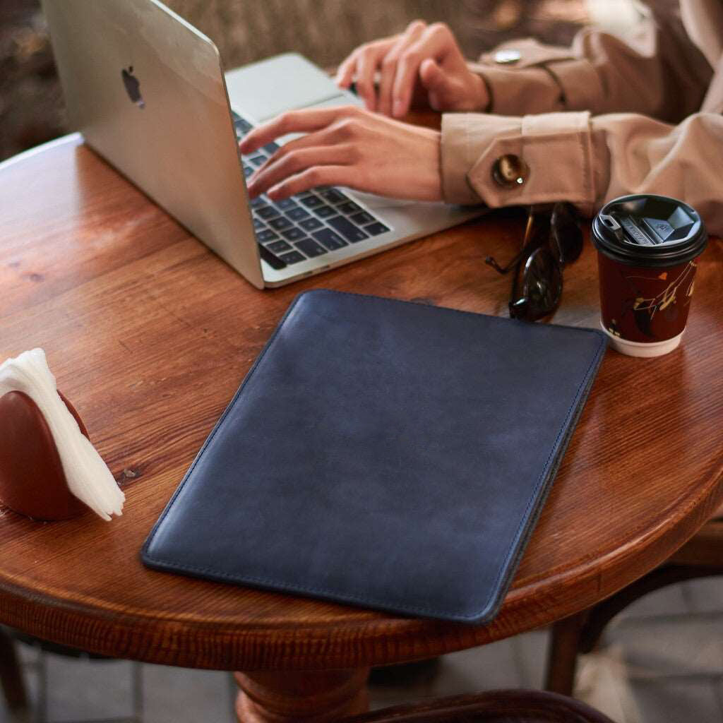 Kožený obal na MacBook s plstěnou podšívkou — Gamma Plus