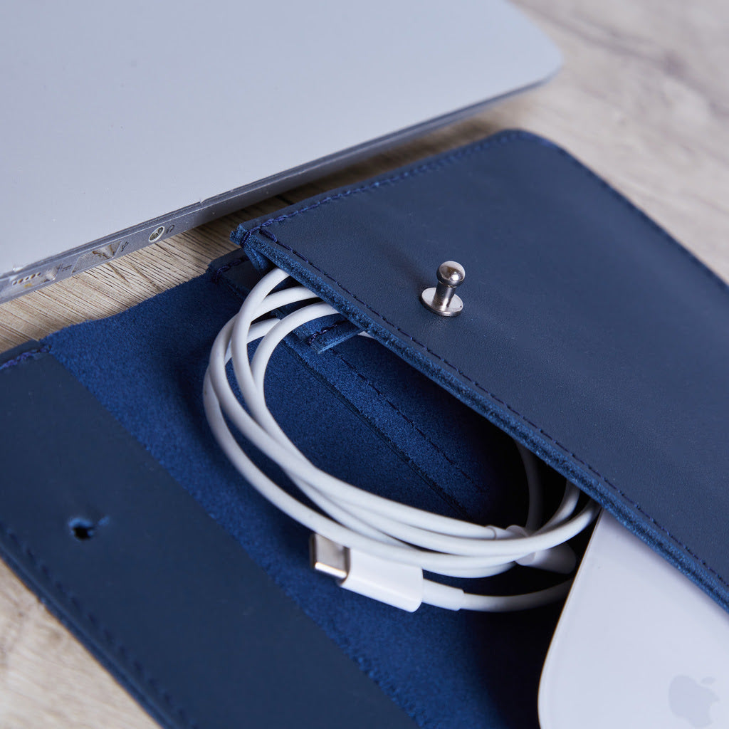 Keep en cuir classique pour ranger le chargeur, le câble et la souris