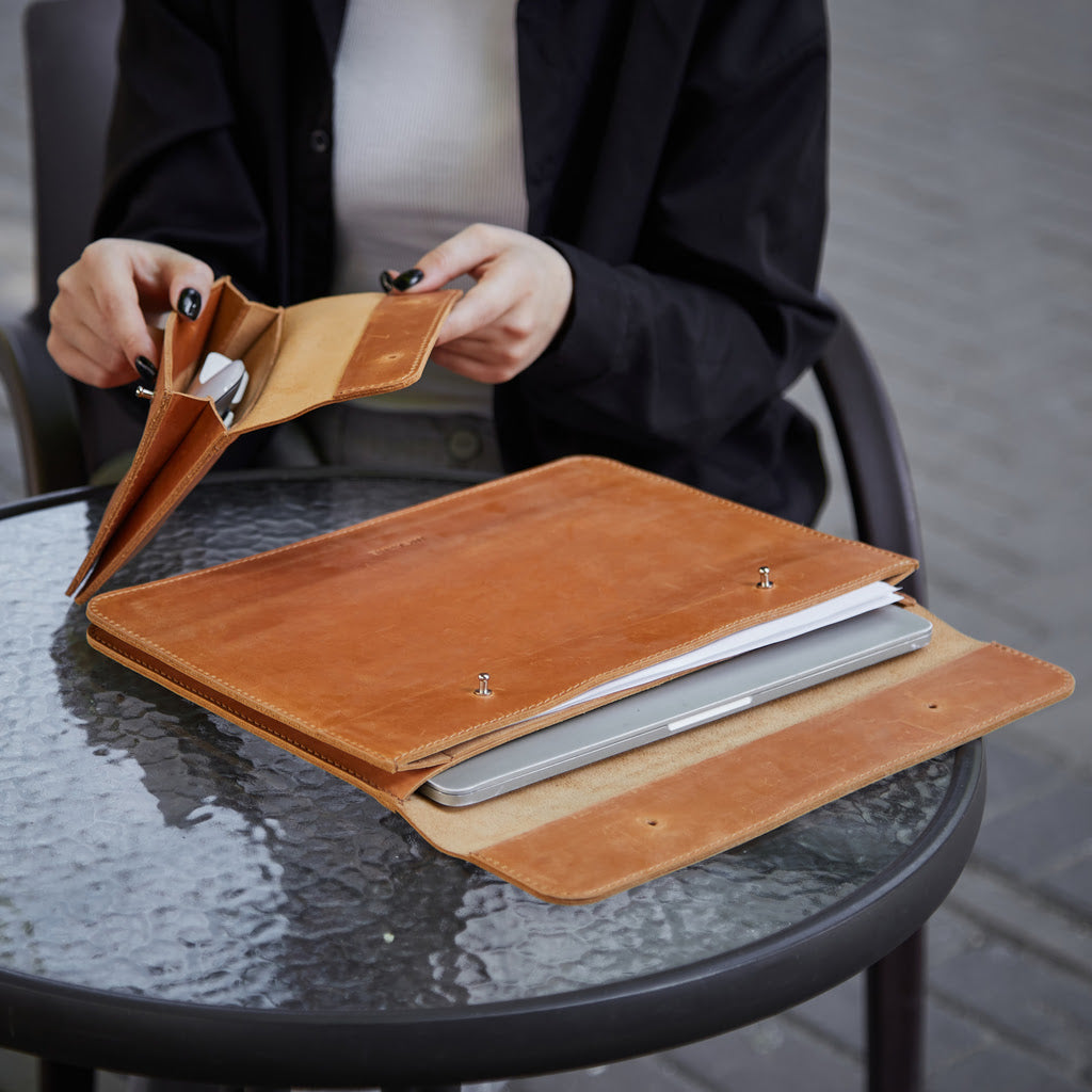 Dárková sada: Neat obal na notebook + Keep organizér kabelů