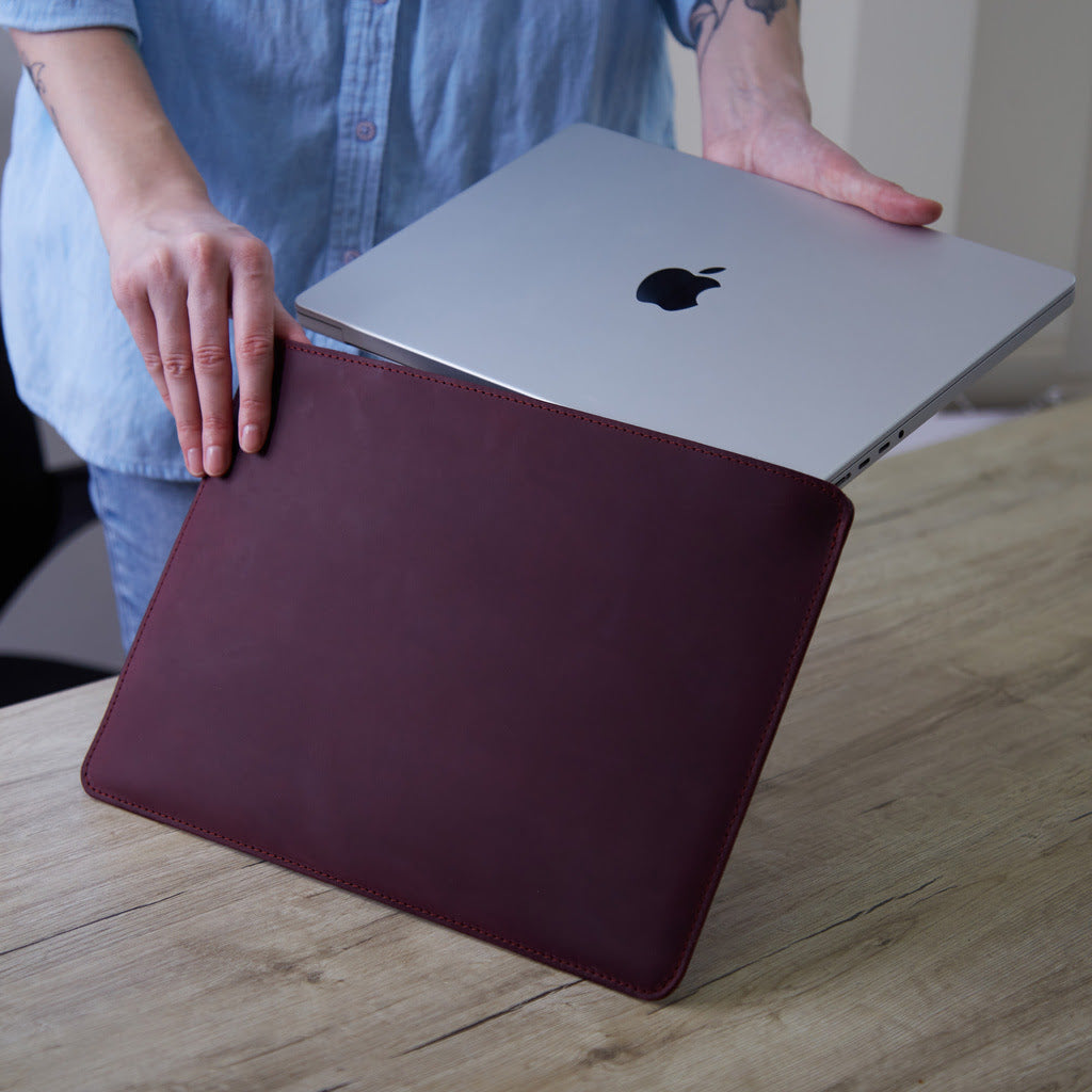 Kožený obal na MacBook s plstěnou podšívkou — Gamma Plus