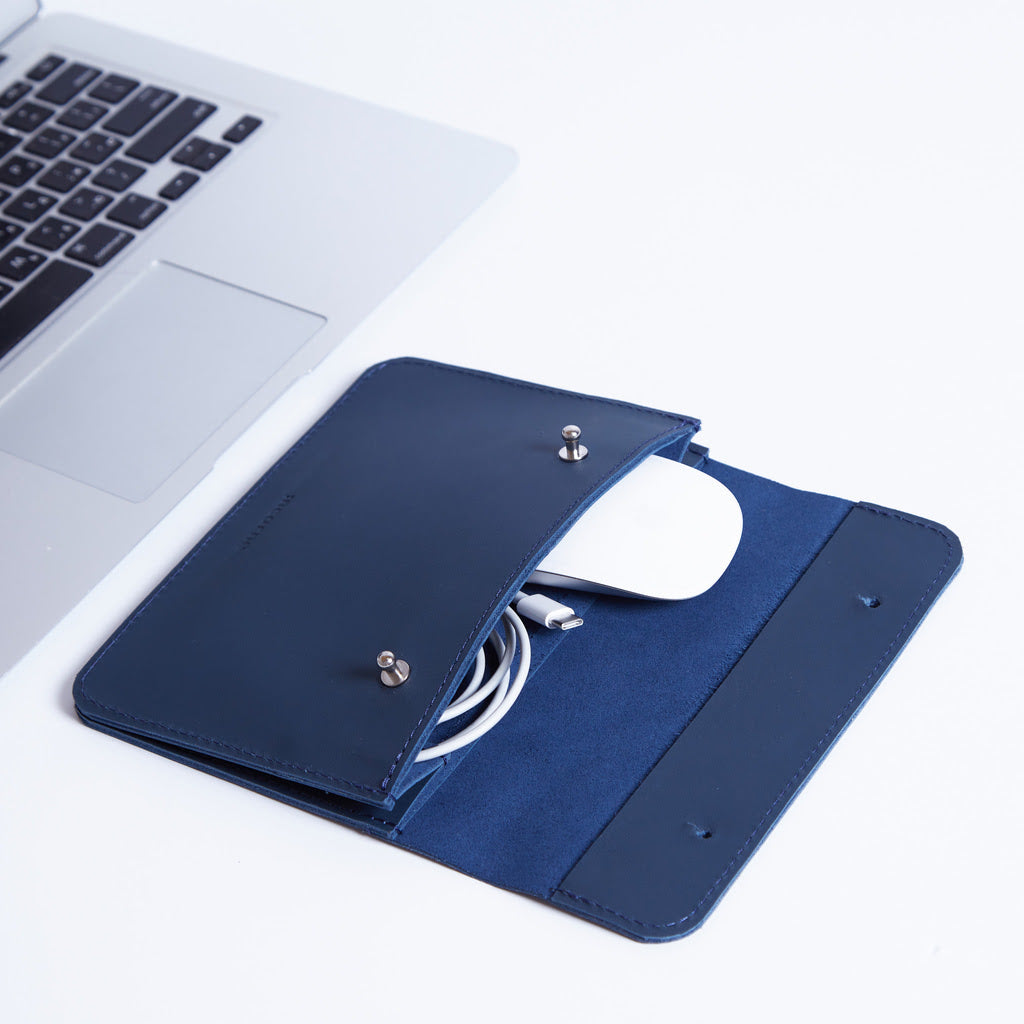 Keep en cuir classique pour ranger le chargeur, le câble et la souris
