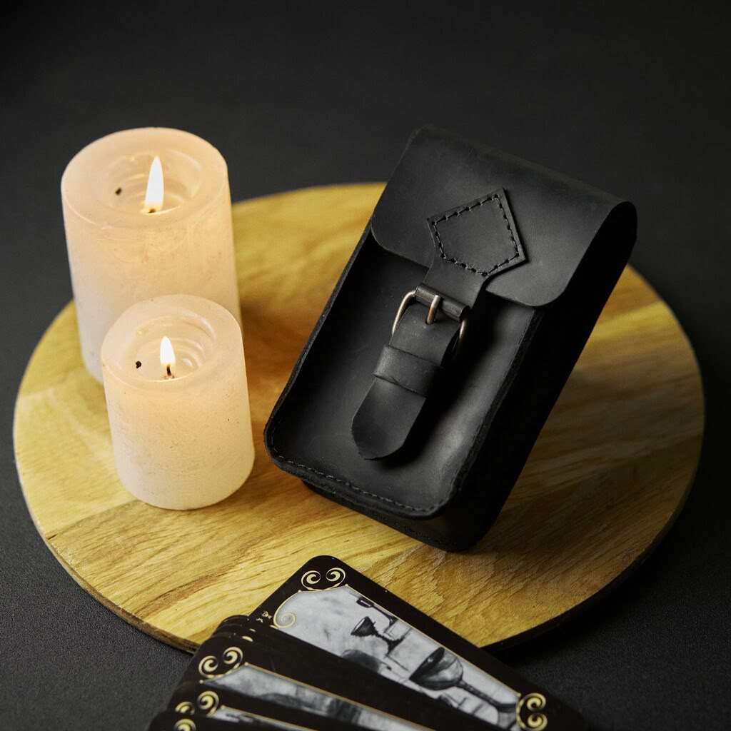 Kožený držák na tarot