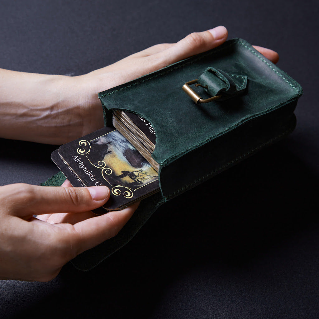 Kožený držák na tarot