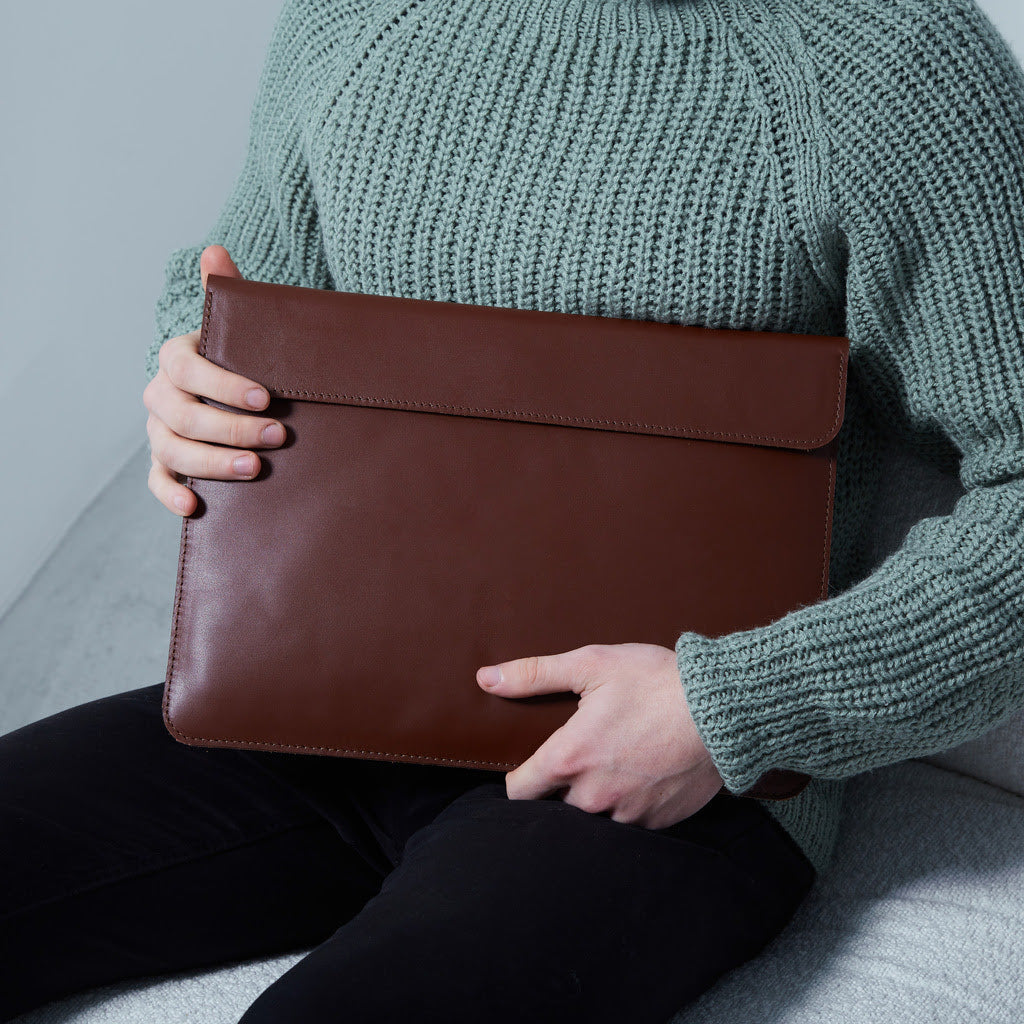 Etui na tablet Klouz z filcową wyściółką z klasycznej skóry