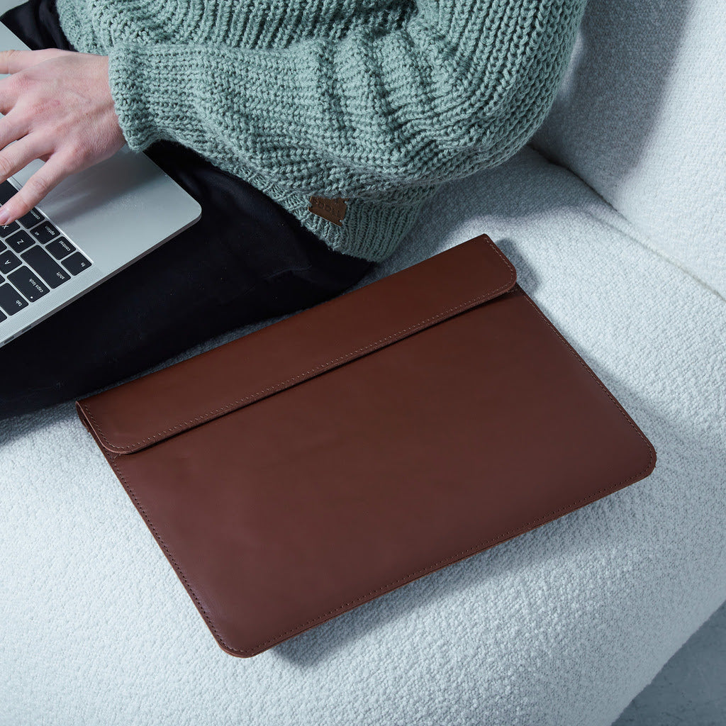 Etui na tablet Klouz z filcową wyściółką z klasycznej skóry