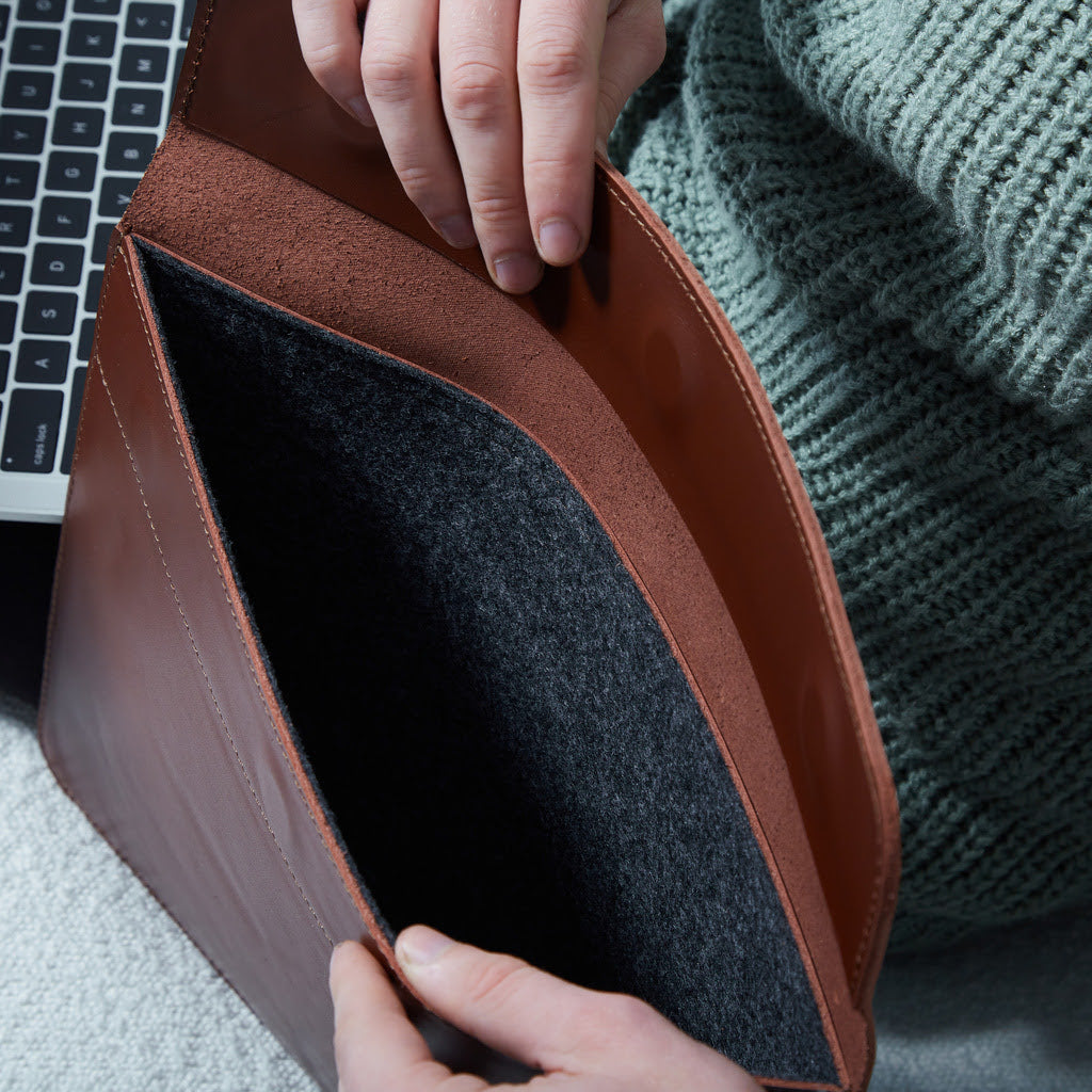 Etui na tablet Klouz z filcową wyściółką z klasycznej skóry