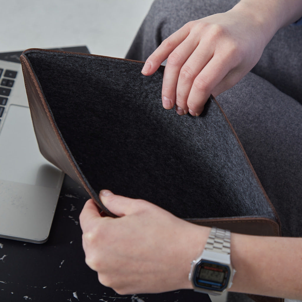 Kožený obal na MacBook s plstěnou podšívkou — Gamma Plus