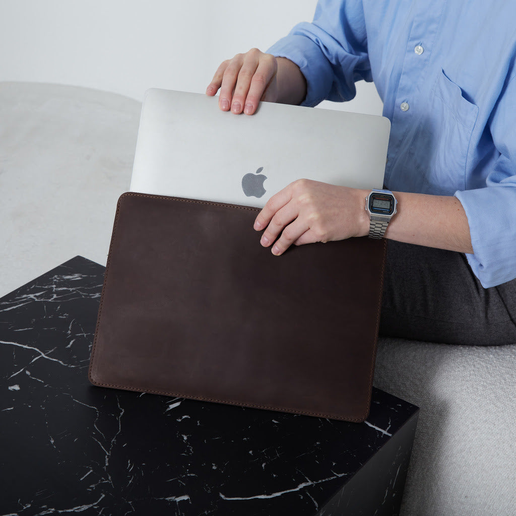 Kožený obal na MacBook s plstěnou podšívkou — Gamma Plus
