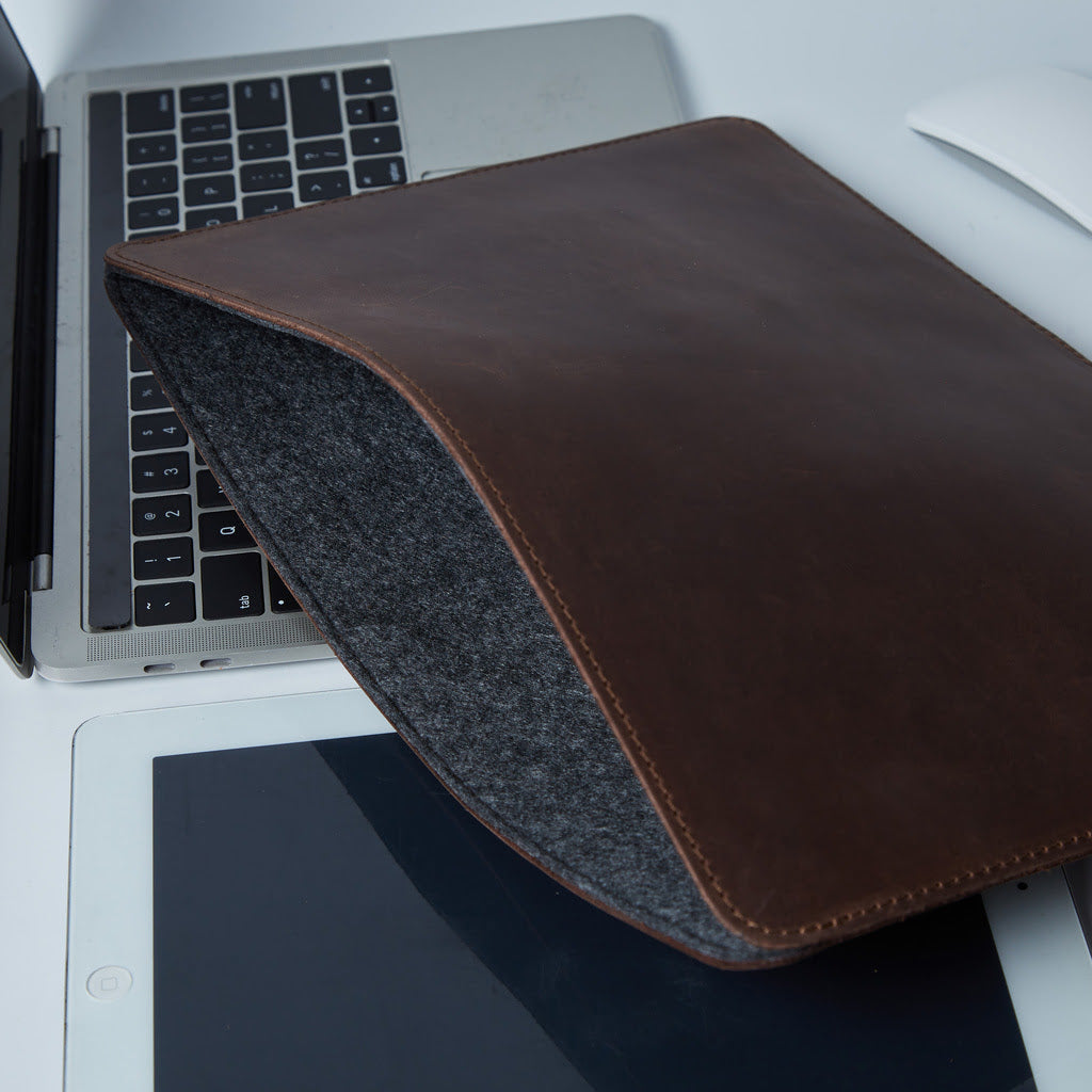 Kožený obal na MacBook s plstěnou podšívkou — Gamma Plus