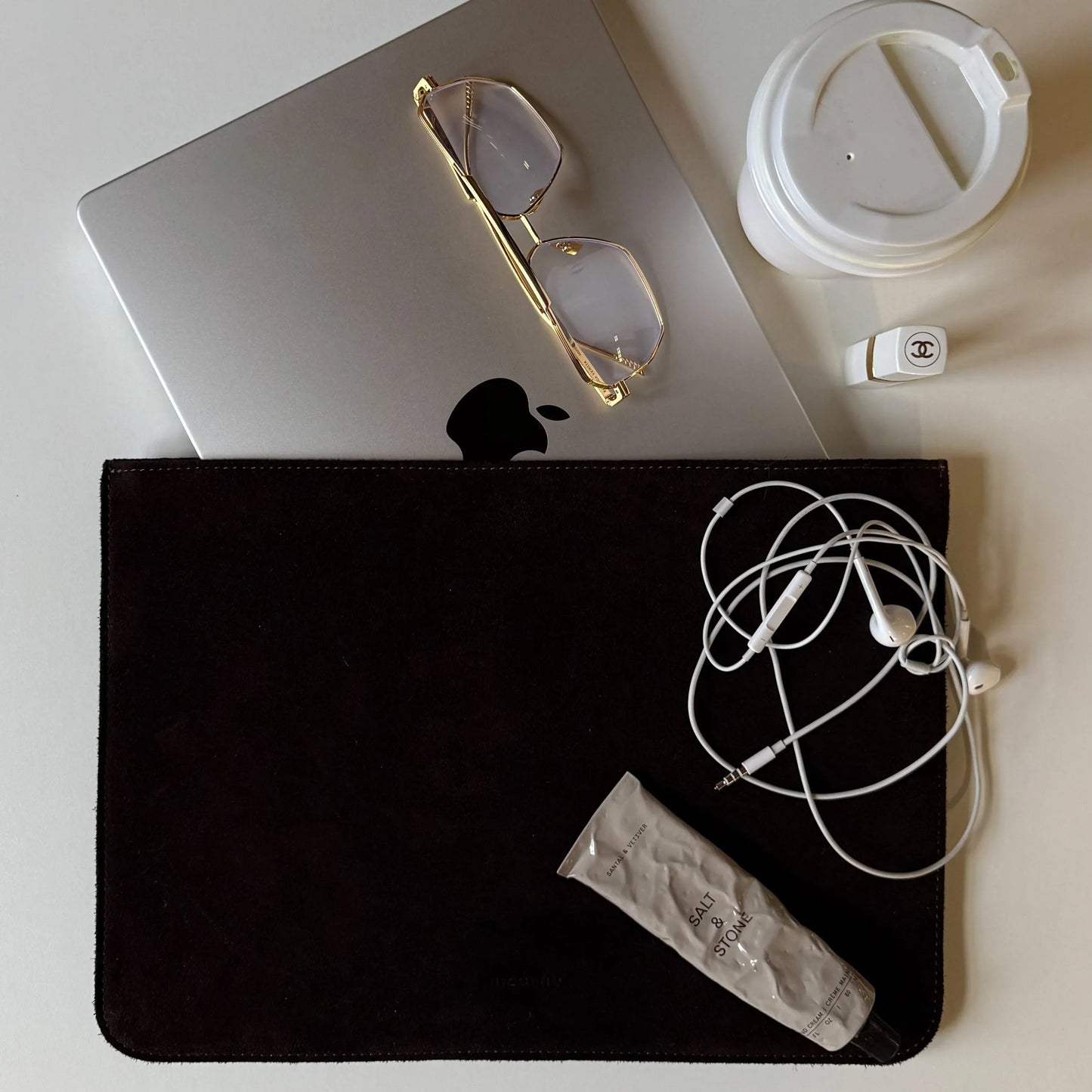 Kožené pouzdro na MacBook Cline z Crazy Horse kůže – v použití | Essetia