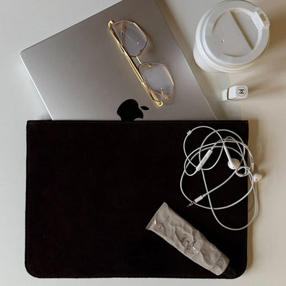 Kožené pouzdro na MacBook Cline z Crazy Horse kůže – v použití | Essetia
