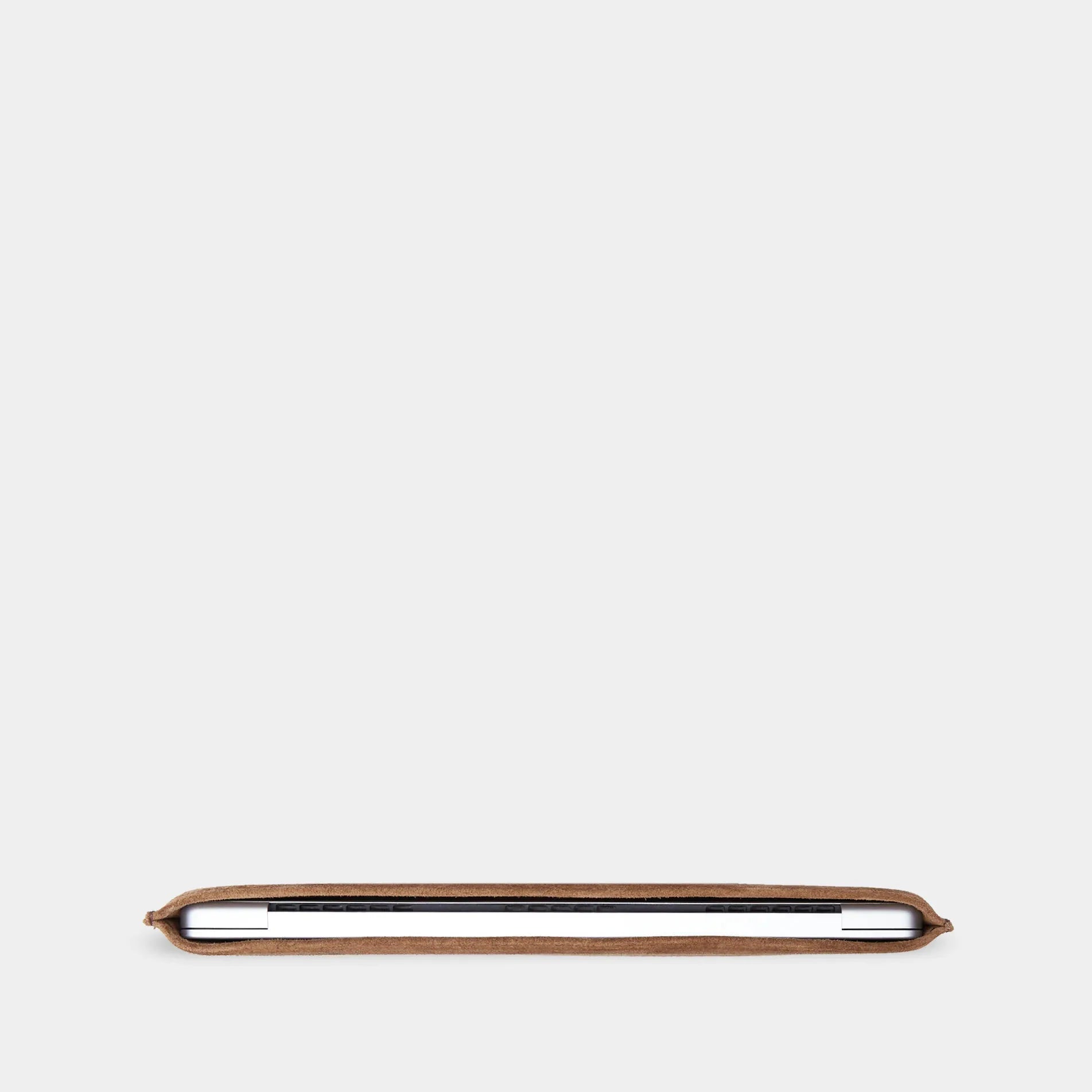 Kožené pouzdro na MacBook Cline z Crazy Horse kůže – lifestyle | Essetia