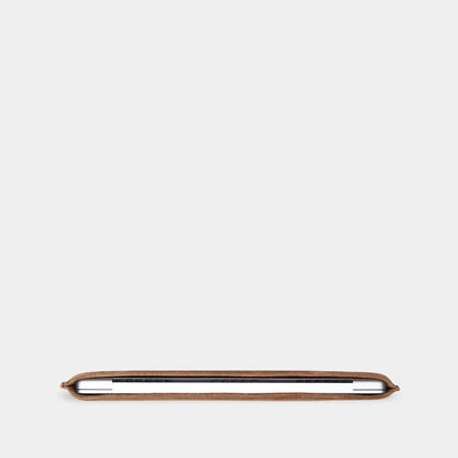 Kožené pouzdro na MacBook Cline z Crazy Horse kůže – lifestyle | Essetia
