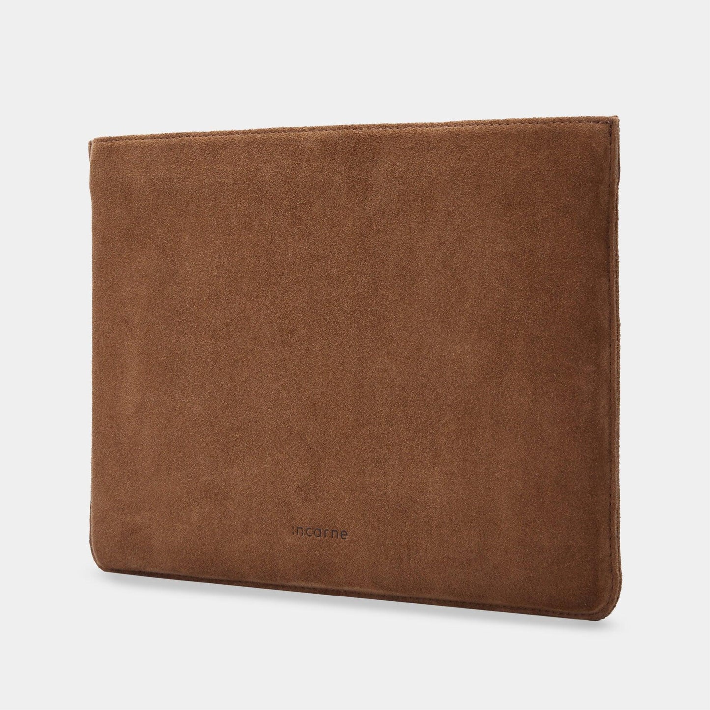 Kožené pouzdro na MacBook Cline z Crazy Horse kůže – na stole | Essetia