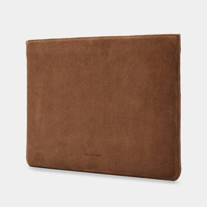 Kožené pouzdro na MacBook Cline z Crazy Horse kůže – na stole | Essetia