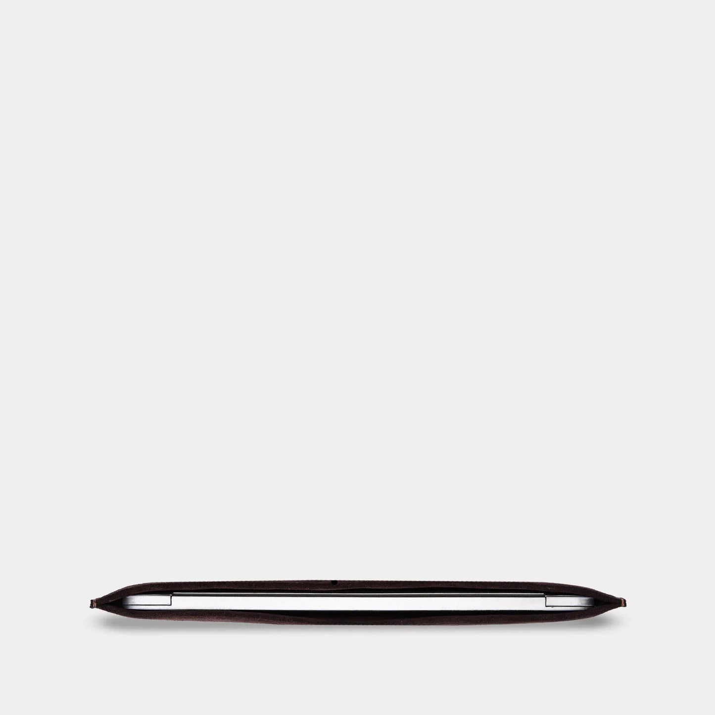 Kožené pouzdro na MacBook Cline z Crazy Horse kůže – boční pohled | Essetia