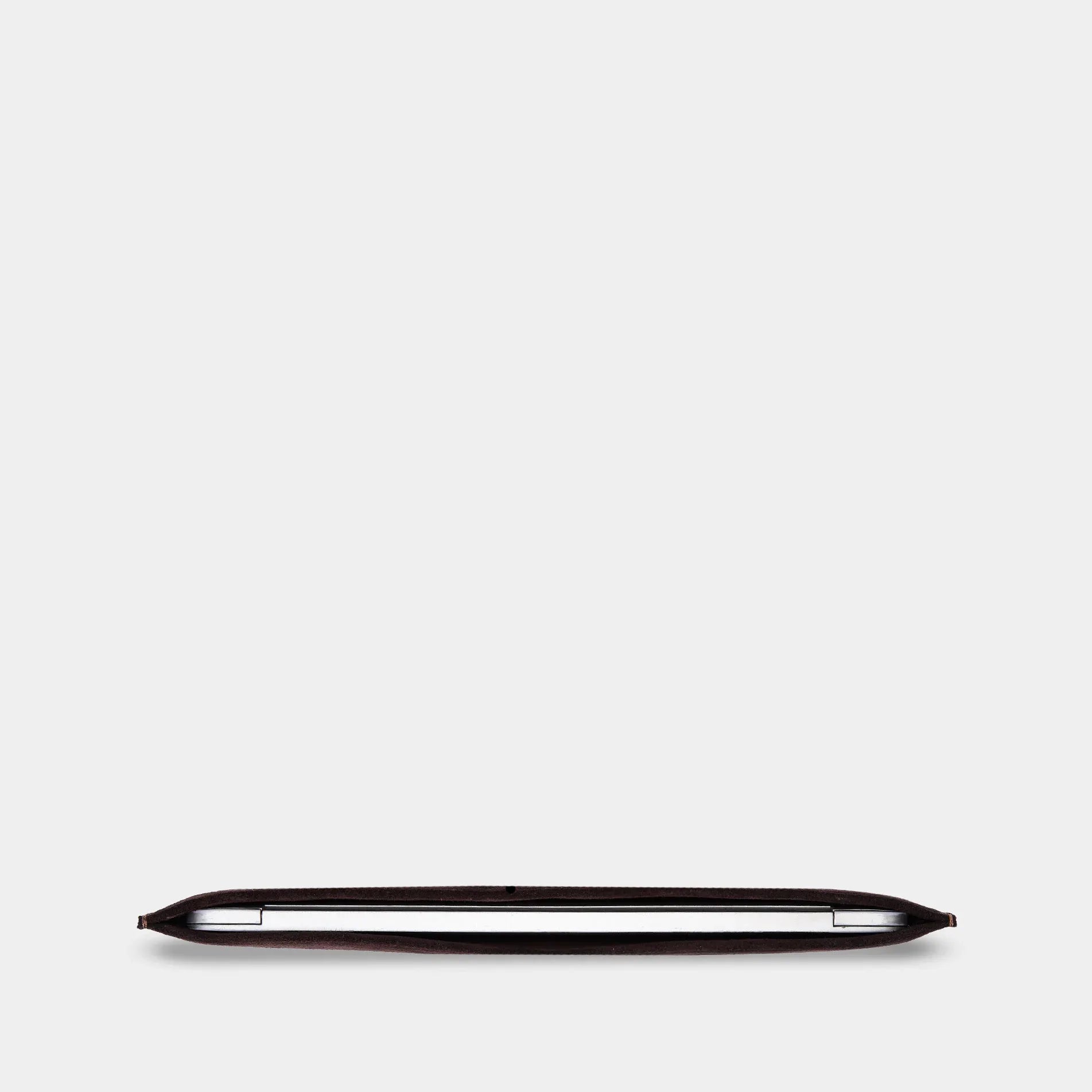 Kožené pouzdro na MacBook Cline z Crazy Horse kůže – boční pohled | Essetia
