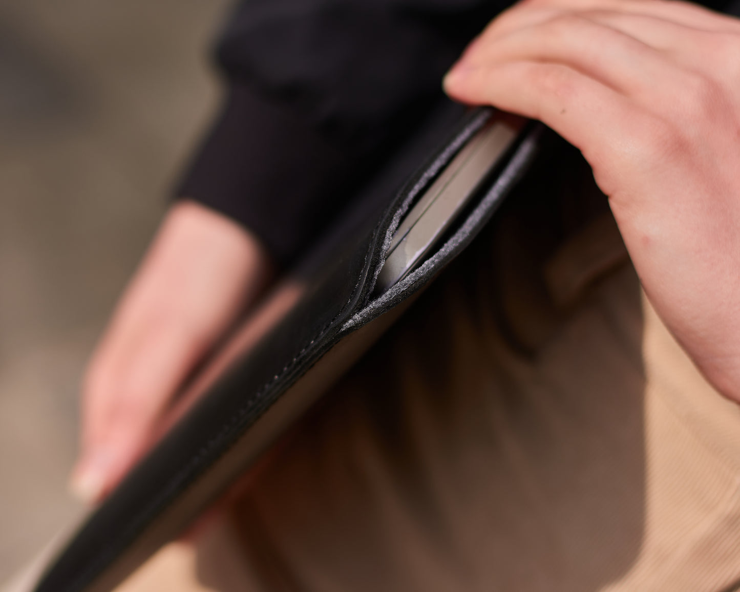 Gamma Plus - Leather MacBook sleeve with felt lining - In Stock