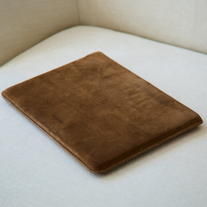 Kožené pouzdro na MacBook Cline z Crazy Horse kůže – patina | Essetia