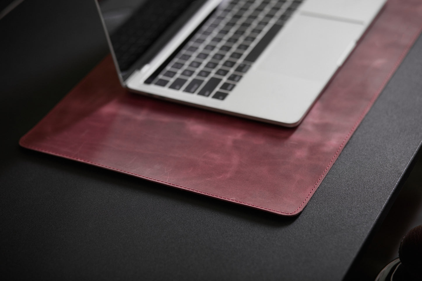 PRODESK – Elegantní kožená podložka na pracovní stůl  – 2 velikosti, 8 barev – Skladem