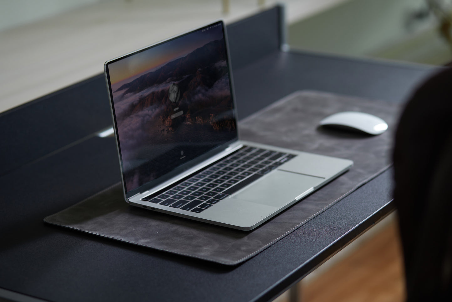 PRODESK – Elegantní kožená podložka na pracovní stůl  – 2 velikosti, 8 barev – Skladem